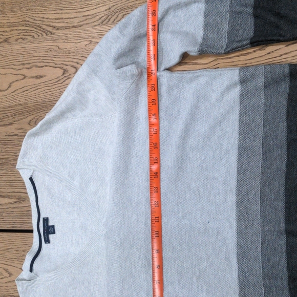 New Tommy Hilfiger v neck gradiant sweater XL - Picture 7 of 7